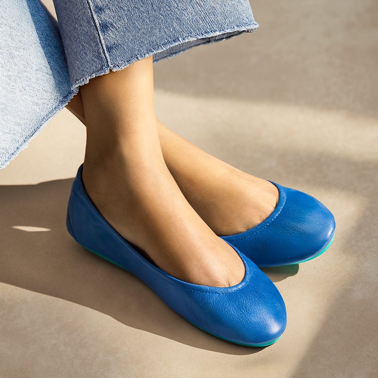 woman wearing cobalt blue tieks flats with jeans